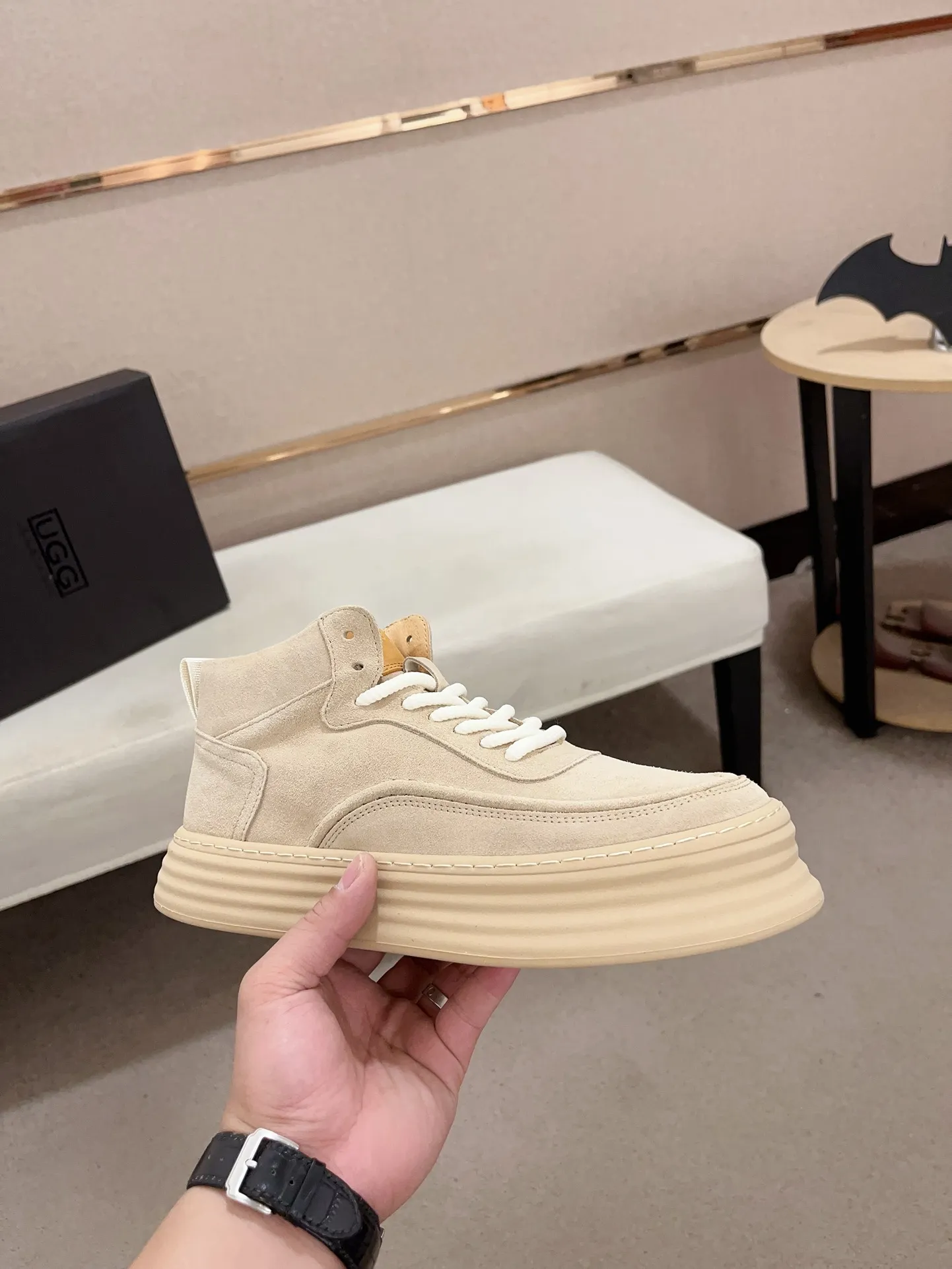Factory price: 740💰North American men's shoes Ugg ☃️In the special sale of new high-quality men's shoes snow boots in autumn and winter, the nemesis of extreme cold weather! Made of cowhide leather, merino wool lining, and original outsole, whether driving, outdoor or daily wear, there is always one that suits you! Code number 39-44